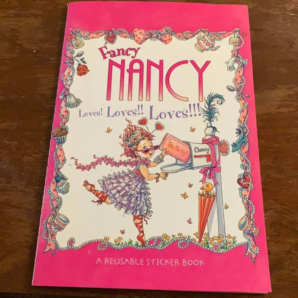 Fancy Nancy: Loves! Loves!! Loves!!! Book